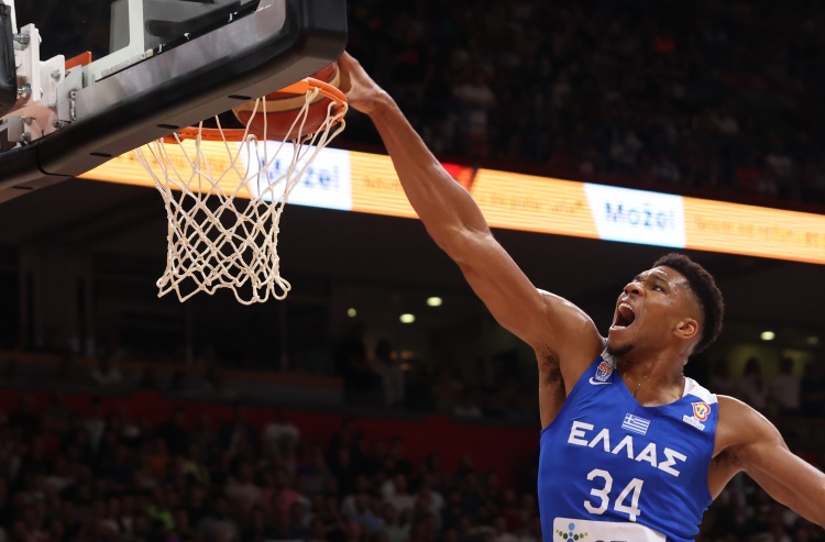 狗子28app-无人可挡！字母哥首战20中14爆砍31分7板 关键时刻连续强吃收比赛