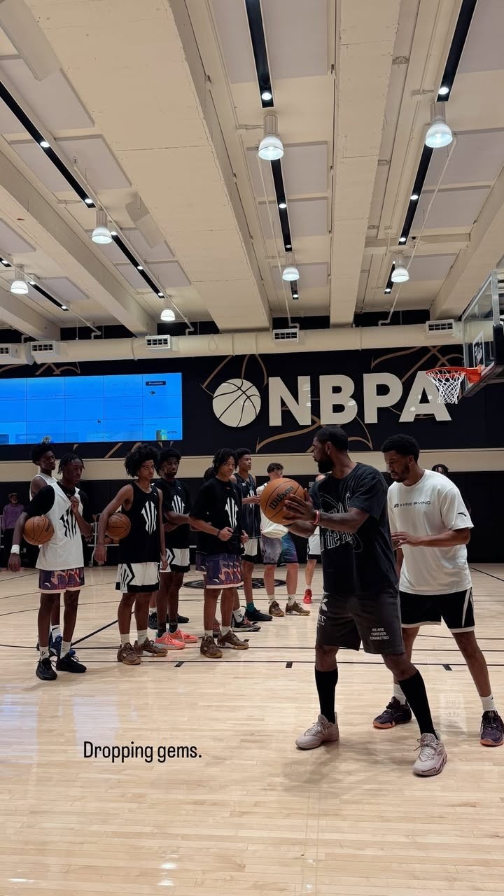 狗子28官网-恢复进展顺利！欧文在训练营并亲自指导小学员 还进行了投篮训练