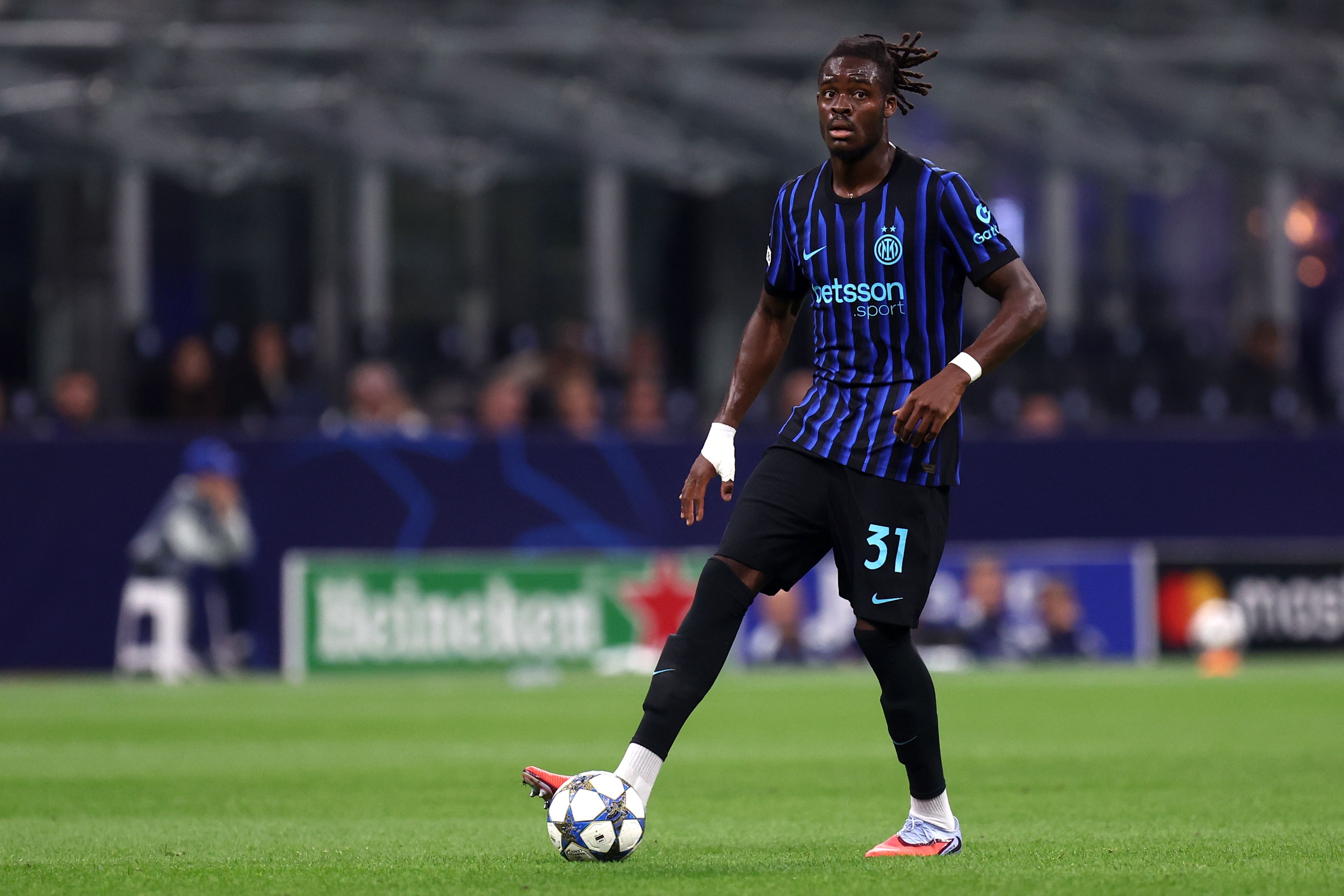 狗子28-德媒：拜仁在关注国米后卫比塞克，但尚未与球员本人接触